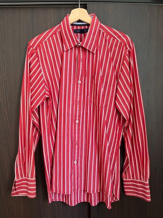 Camisa Tommy Hilfiger roja de segunda mano por 20 EUR en Barcelona en  WALLAPOP