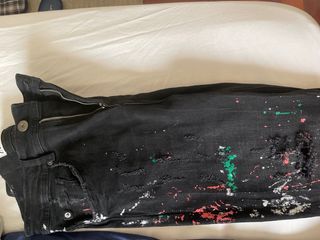 Pantalones negros pintados Zara de segunda mano por 15 EUR en A Coruña en  WALLAPOP