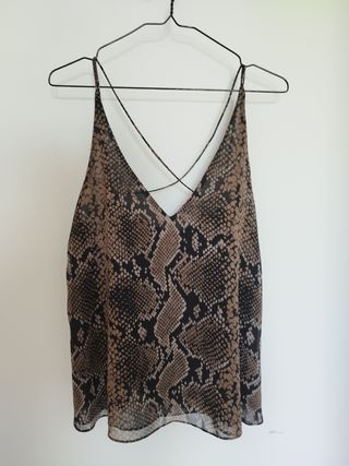 Blusa serpiente Zara de segunda mano por 4 EUR en Salamanca en WALLAPOP