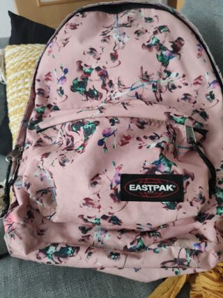 Mochila Rosa flores marca Eastpak de segunda mano por 10 EUR en Barcelona  en WALLAPOP