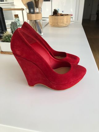 Zapato cuña de ante rojo de segunda mano por 20 EUR en Urbanizacion  Montecolorado en WALLAPOP