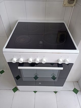 Cocina independiente horno + vitrocerámica de segunda mano por 100 EUR en A  Coruña en WALLAPOP