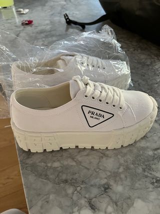 Zapatillas Prada blancas (sneaker) de segunda mano por 25 EUR en Madrid en  WALLAPOP