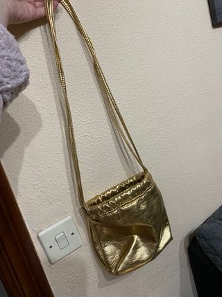 Bolso dorado bandolerq Zara nuevo de segunda mano por 15 EUR en Oviedo en  WALLAPOP