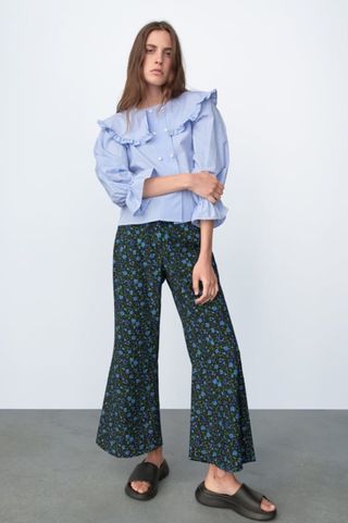Pantalón ancho campana flores ZARA nuevo de segunda mano por 25 EUR en  Málaga en WALLAPOP
