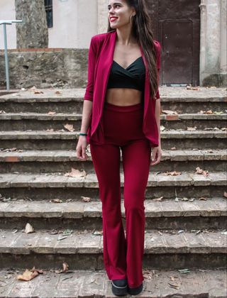 Conjunto blazer y pantalon palazzo burdeos de segunda mano por 36 EUR en  Barcelona en WALLAPOP