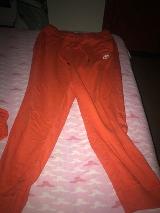 Chándal Nike naranja de segunda mano por 55 EUR en Barcelona en WALLAPOP