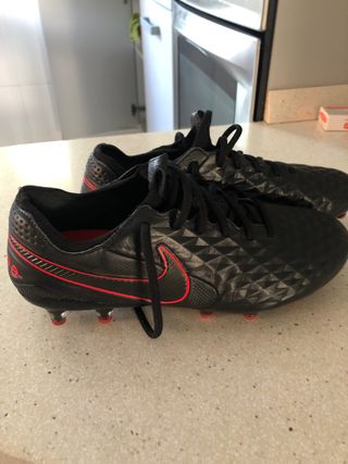 Botas fútbol número 40 de segunda mano por 35 EUR en Maliaño en WALLAPOP