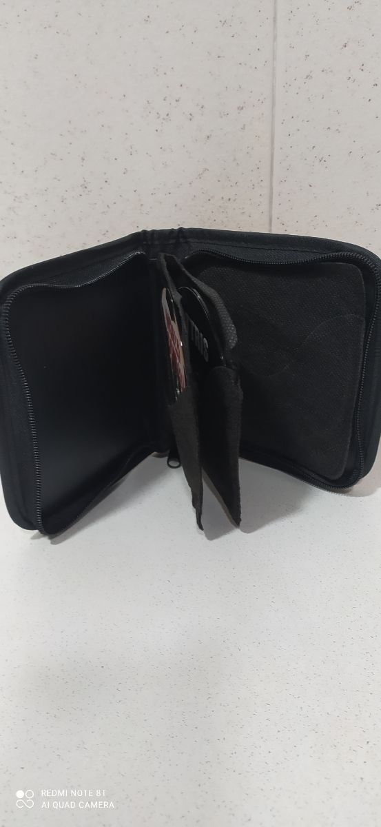 PORTA CD PER 8 UNITÀ IN ROSSO, CON CERNIERA