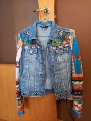 Chaqueta tejana DESIGUAL de segunda mano por 50 EUR en Sabadell en WALLAPOP