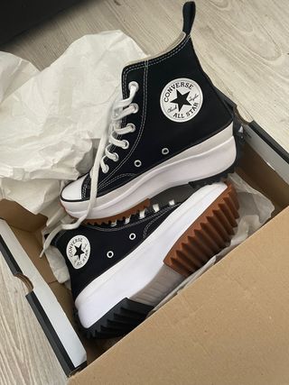 Converse negras talla 38 de segunda mano por 85 EUR en Salamanca en WALLAPOP