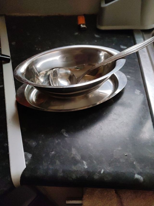 preciosa salsera con cuchara