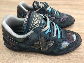 Zapatillas Munich Goal mujer lentejuelas de segunda mano por 20 EUR en  Miami-Platja en WALLAPOP