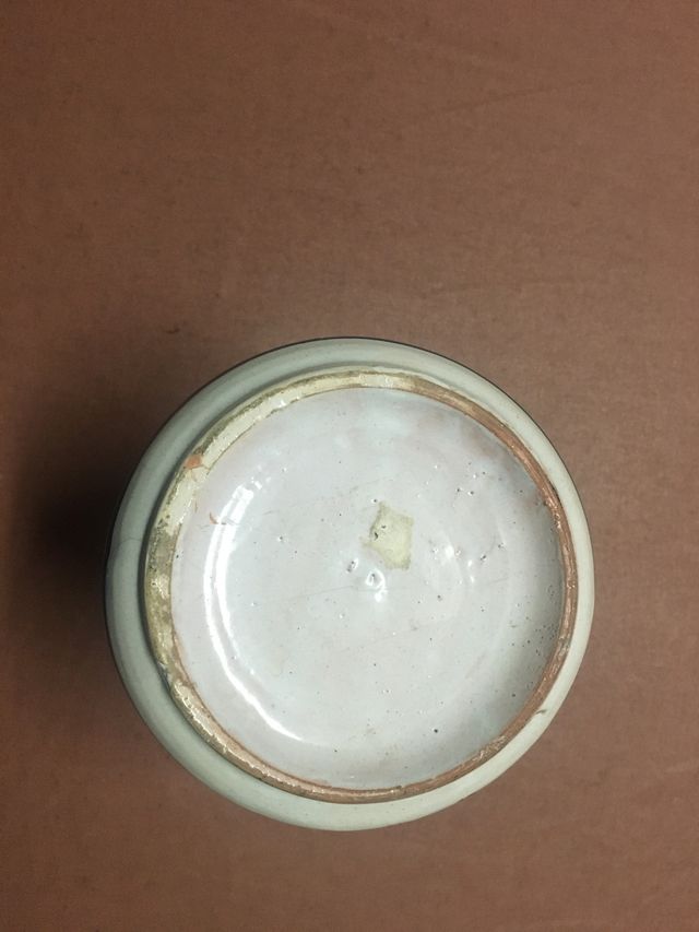 Bote o albarelo de farmacia antiguo