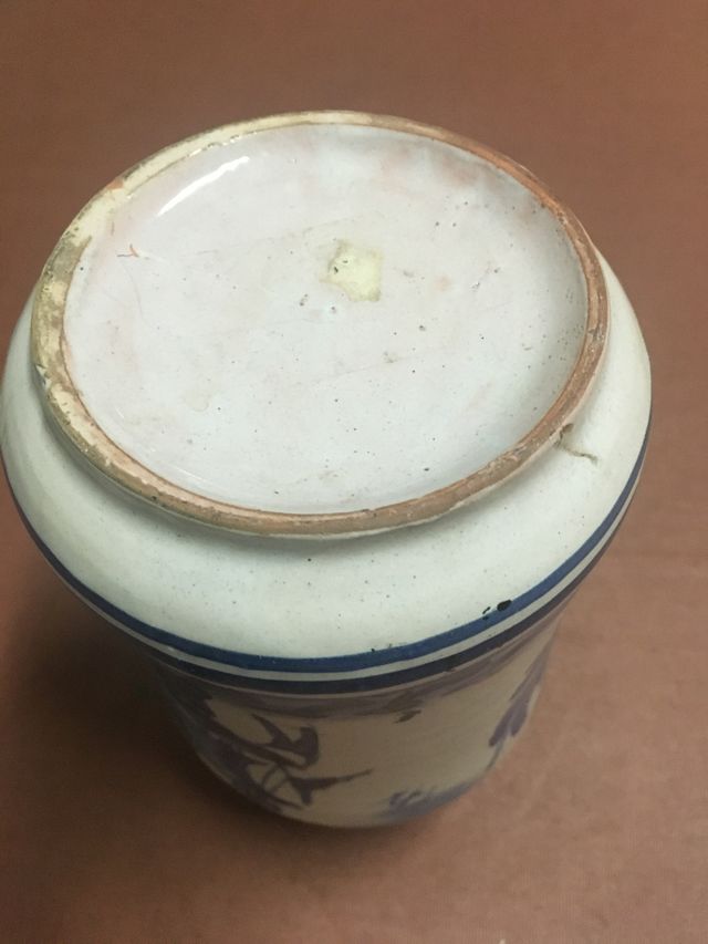 Bote o albarelo de farmacia antiguo