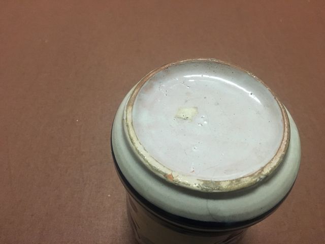 Bote o albarelo de farmacia antiguo