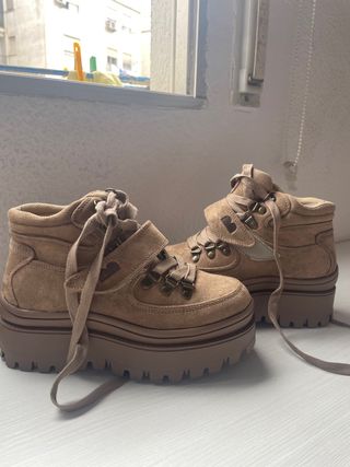 Botines color camel ADORE-1020FSMG.Caña de Nobuk y plataforma de purpurina