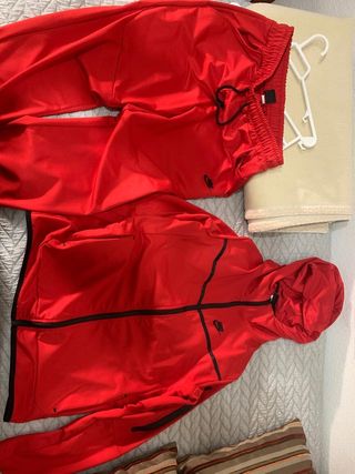 Chandal Nike Tech Rojo de segunda mano por 60 EUR en Maella en WALLAPOP