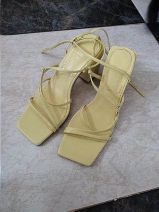 Sandalias zara amarillas nuevas de segunda mano por 15 EUR en Sevilla en  WALLAPOP