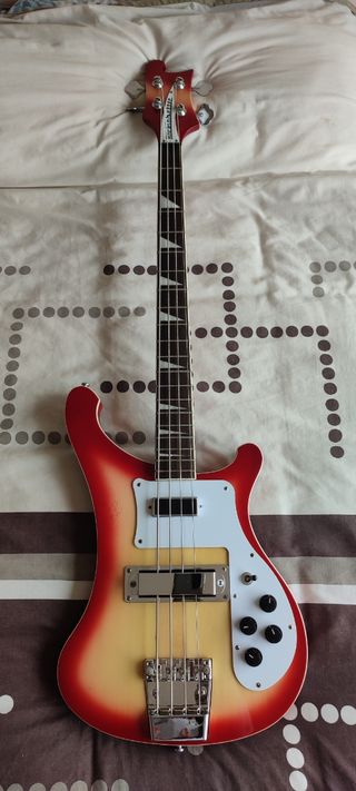 Bajo Rickenbacker de segunda mano en WALLAPOP