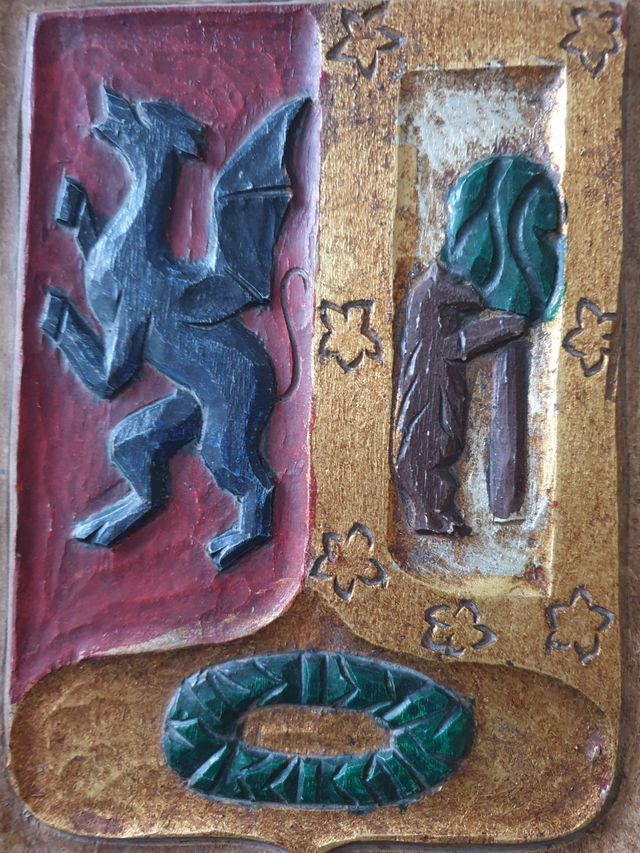 Escudo heráldico Madrid dragón tallado policromado