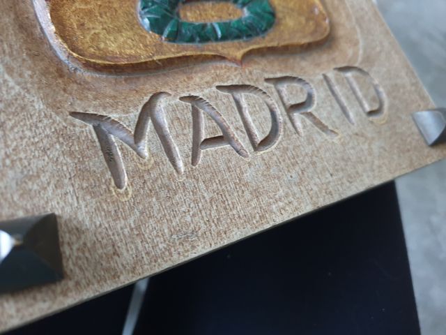 Escudo heráldico Madrid dragón tallado policromado