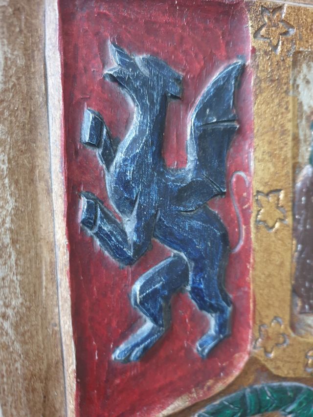 Escudo heráldico Madrid dragón tallado policromado