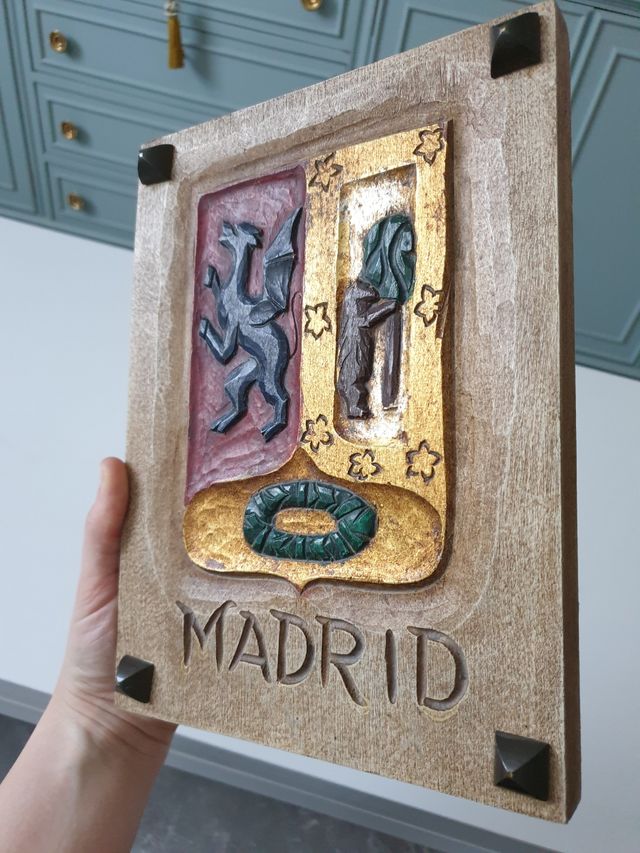 Escudo heráldico Madrid dragón tallado policromado