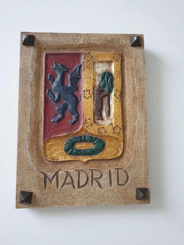 Escudo heráldico Madrid dragón tallado policromado