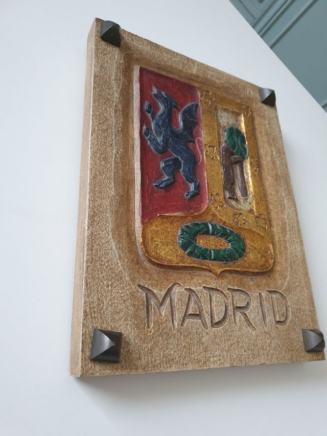 Escudo heráldico Madrid dragón tallado policromado