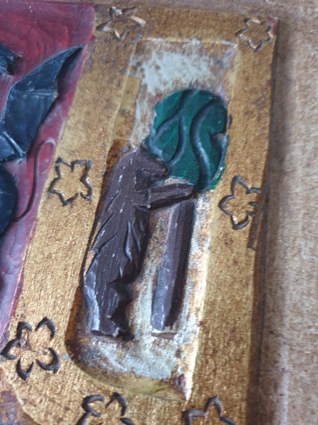 Escudo heráldico Madrid dragón tallado policromado