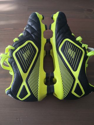Zapatillas de tacos talla 33 kipsta decathlon de segunda mano por 5 EUR en  Leganés en WALLAPOP