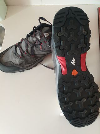 Zapatillas Montaña Quechua de segunda mano por 20 EUR en Torrejón de Ardoz  en WALLAPOP