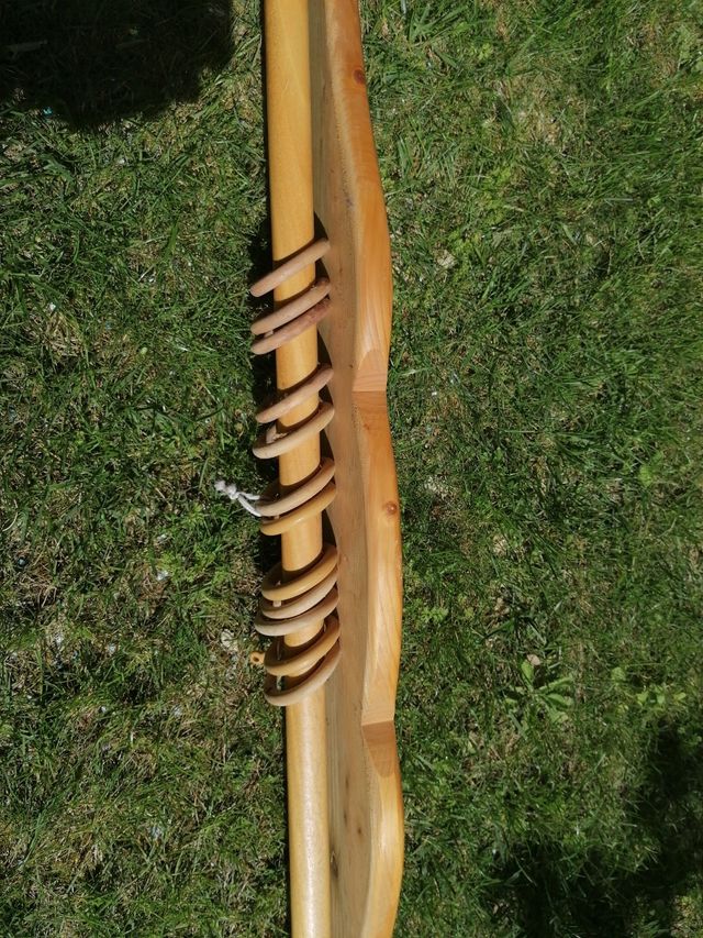 galería de pino macizo con barra de cortinas