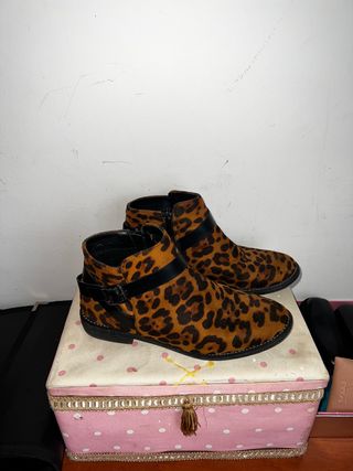 Botines planos de leopardo de segunda mano por 10 EUR en Verín en WALLAPOP