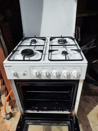 Cocina de gas Butano con horno de segunda mano por 40 EUR en Moli  Blanquillo en WALLAPOP