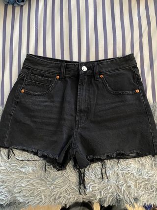 Tejanos cortos negros de segunda mano por 7 EUR en Granollers en WALLAPOP