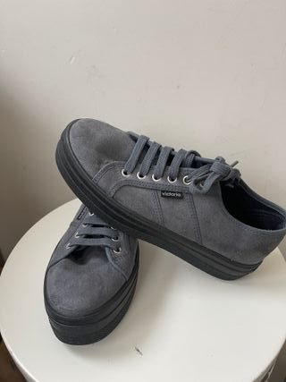 Zapatillas Victoria grises talla 38 de segunda mano por 14 EUR en Madrid en  WALLAPOP
