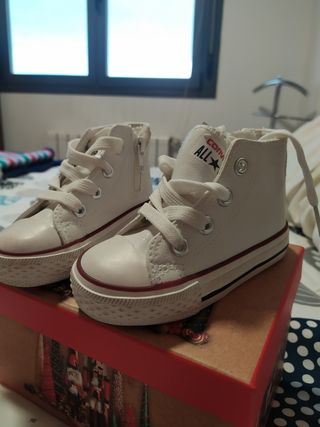 Zapatillas bota alta unisex niña converse de segunda mano por 18 EUR en  Santander en WALLAPOP