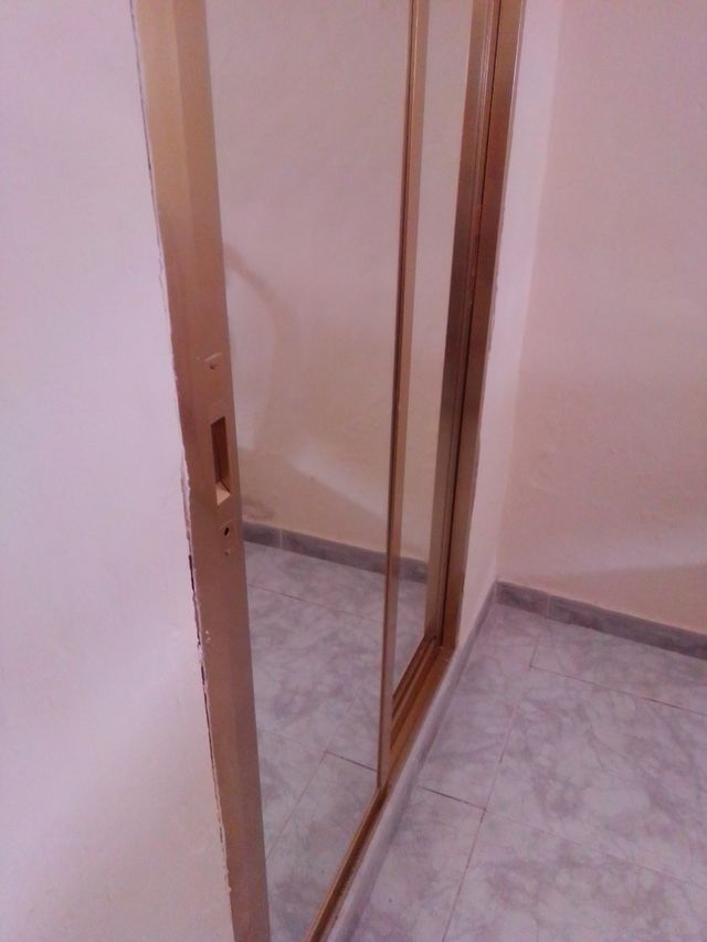 puerta de ropero dorado con marco y de espejo