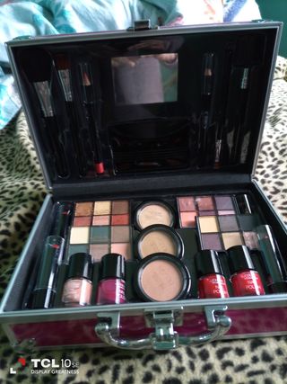 Maletin de maquillaje de segunda mano por 10 EUR en Masia del Conde  Cortichelles en WALLAPOP