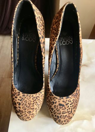 Zapatos tacón recto y plataforma, animal print. de segunda mano por 21 EUR  en Ayora en WALLAPOP