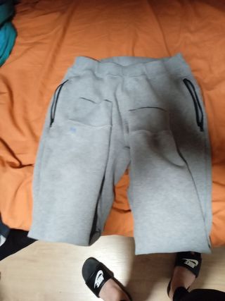 Pantalon chándal gris de segunda mano por 15 EUR en Barcelona en WALLAPOP
