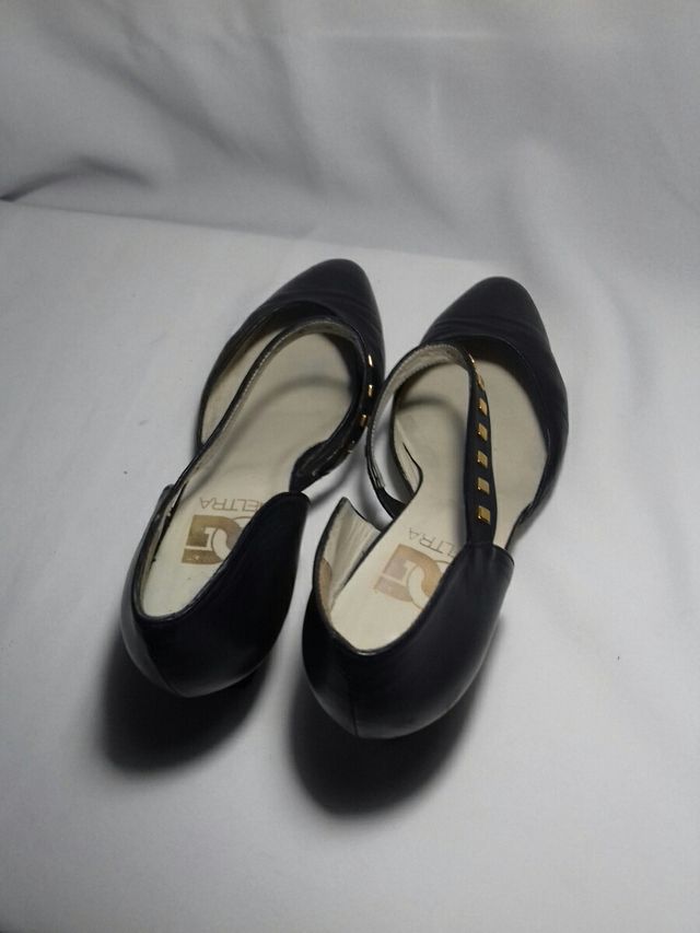 Sandalia azul puntera cerrada con tira tachuelas