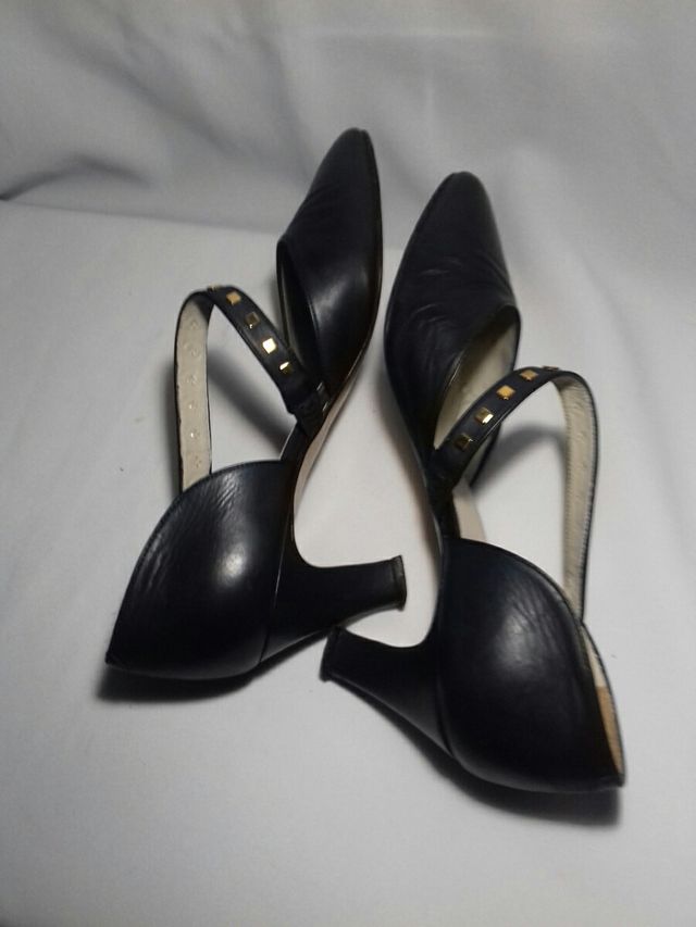 Sandalia azul puntera cerrada con tira tachuelas