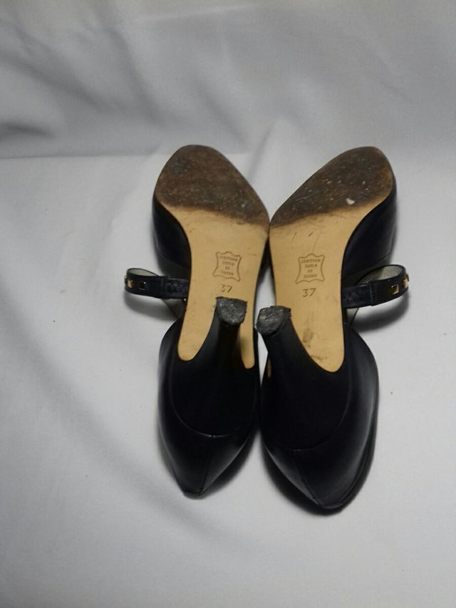 Sandalia azul puntera cerrada con tira tachuelas