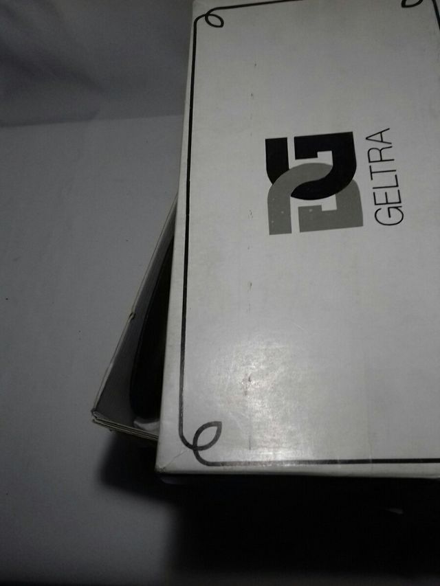 Sandalia azul puntera cerrada con tira tachuelas