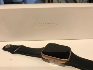 Apple Watch serie 4 oro rosa 44 de segunda mano por 200 EUR en Avilés en  WALLAPOP