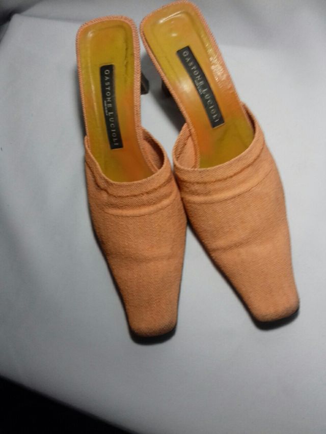 Zuecos naranja salmón con tacón