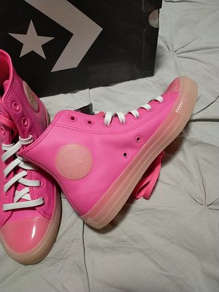 Converse rosa flúor!! de segunda mano por 60 EUR en Barcelona en WALLAPOP